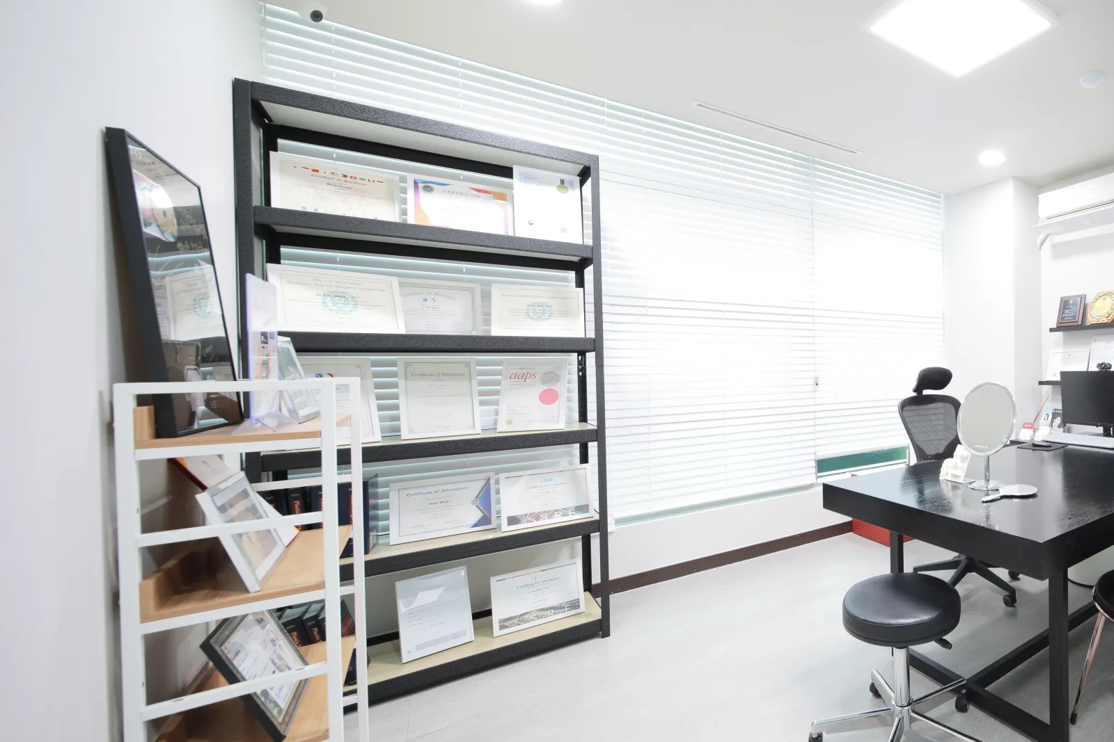 Surgeon&rsquo;s Office & Credentials — Garnet Plastic Surgery, Apgujeong Seoul